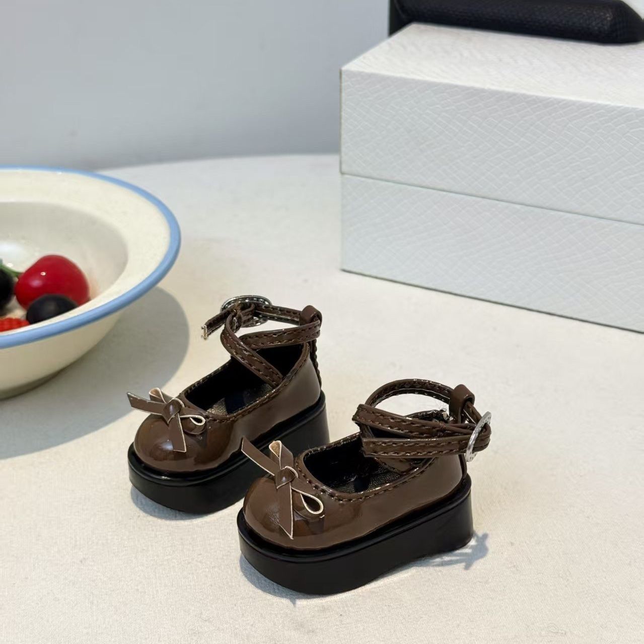 Coffee Brown Bow Platform Doll - đánh giá và giá Vintage Collectible Accessories